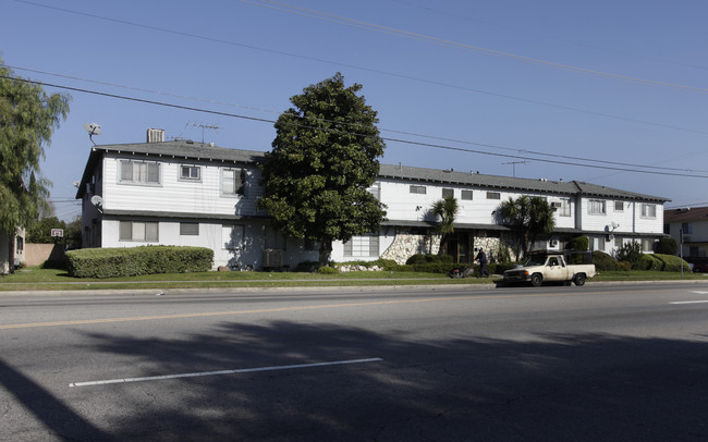 13437 Victory Blvd in Van Nuys, CA - Foto de edificio - Building Photo