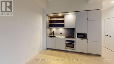 55 Charles St E in Toronto, ON - Building Photo - Building Photo