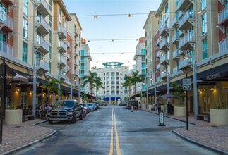 7280 SW 90th St in Miami, FL - Building Photo - Building Photo