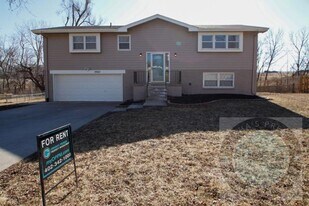 2201 Thomas Dr in Bellevue, NE - Building Photo