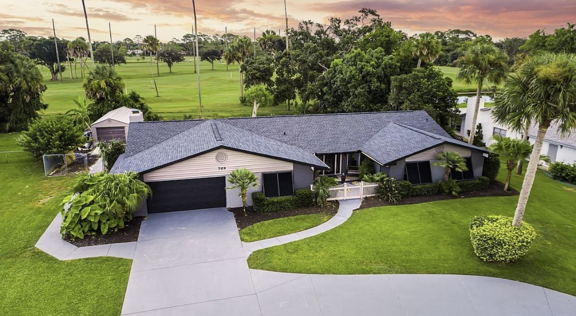 709 Fairway Dr in New Smyrna Beach, FL - Foto de edificio