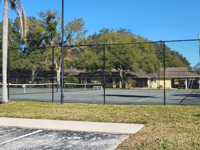 2056 Sunset Point Rd in Clearwater, FL - Building Photo - Building Photo