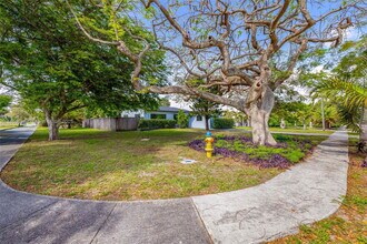 1998 NE 180th St in North Miami Beach, FL - Building Photo - Building Photo