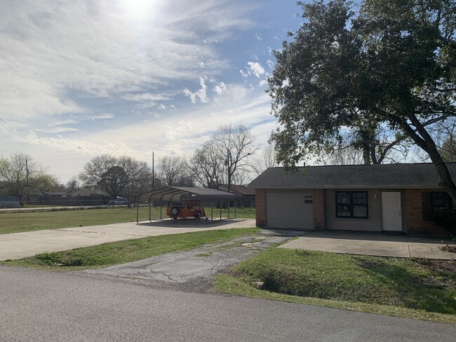 609 N 11th St in La Porte, TX - Foto de edificio - Building Photo