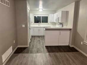 1700 S Sandhill Rd in Orem, UT - Foto de edificio - Building Photo