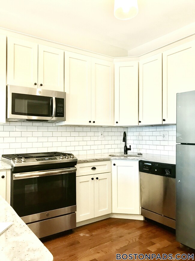 12 Chelsea St, Unit 1 in Boston, MA - Foto de edificio - Building Photo