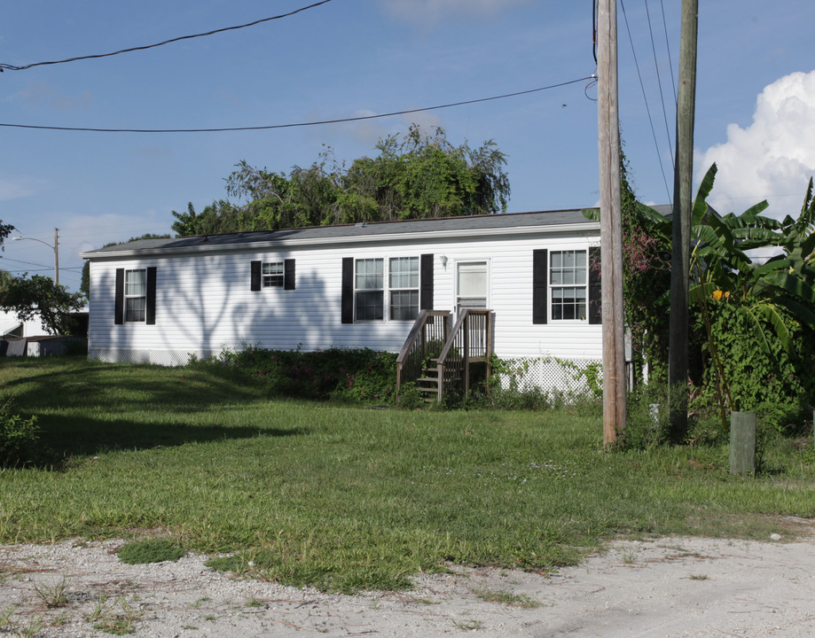 714-722 Higgins Rd in Ft. Myers, FL - Building Photo