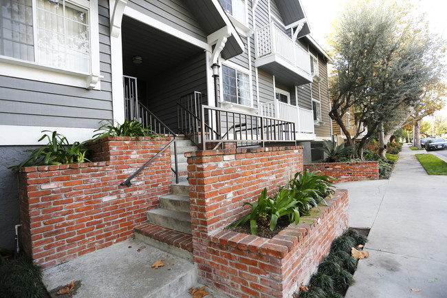 Cape Cod Garden in North Hollywood, CA - Building Photo - Building Photo