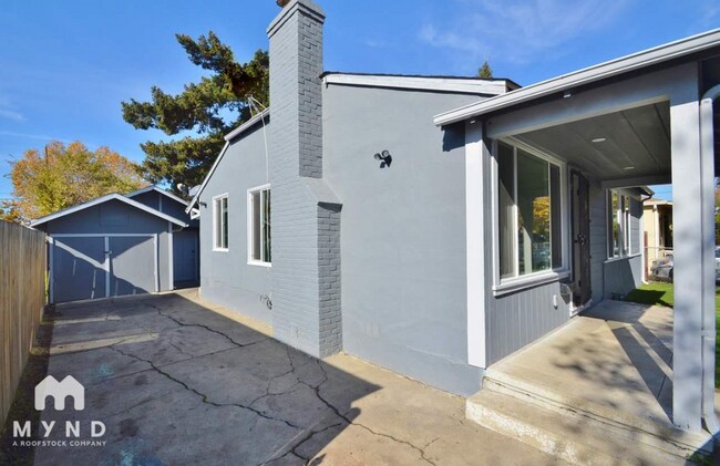 579 El Paseo Dr in Oakland, CA - Foto de edificio - Building Photo