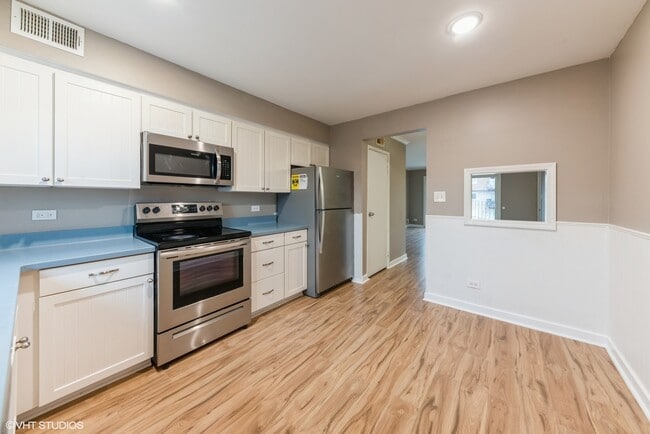 9423 Bay Colony Dr in Des Plaines, IL - Building Photo - Building Photo