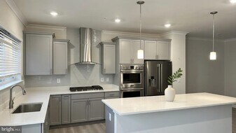 7985 Potter Pl in Elkridge, MD - Building Photo