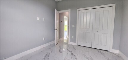 1050 Eisenhower Blvd in Lehigh Acres, FL - Building Photo - Building Photo