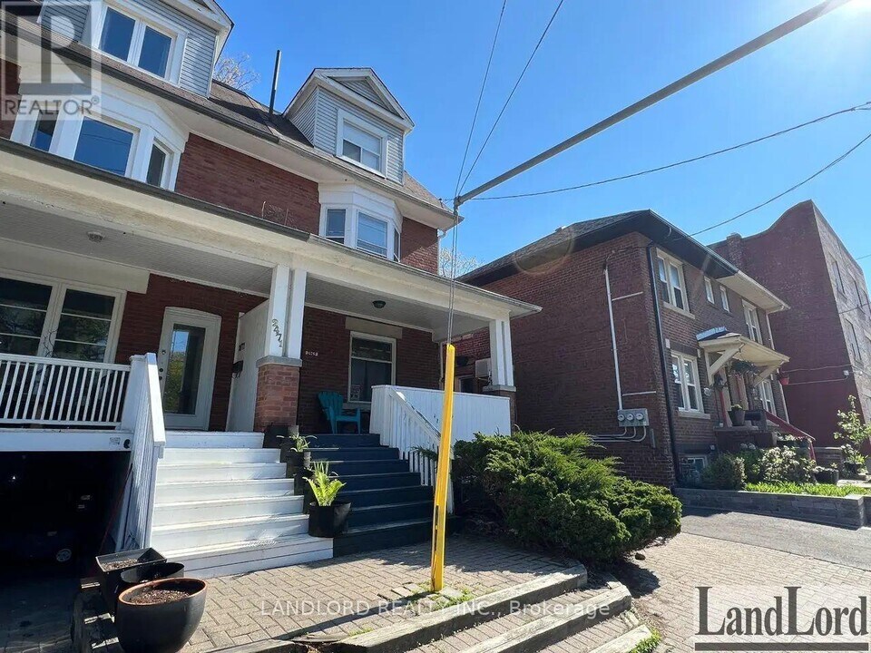 2469 Queen St E in Toronto, ON - Building Photo
