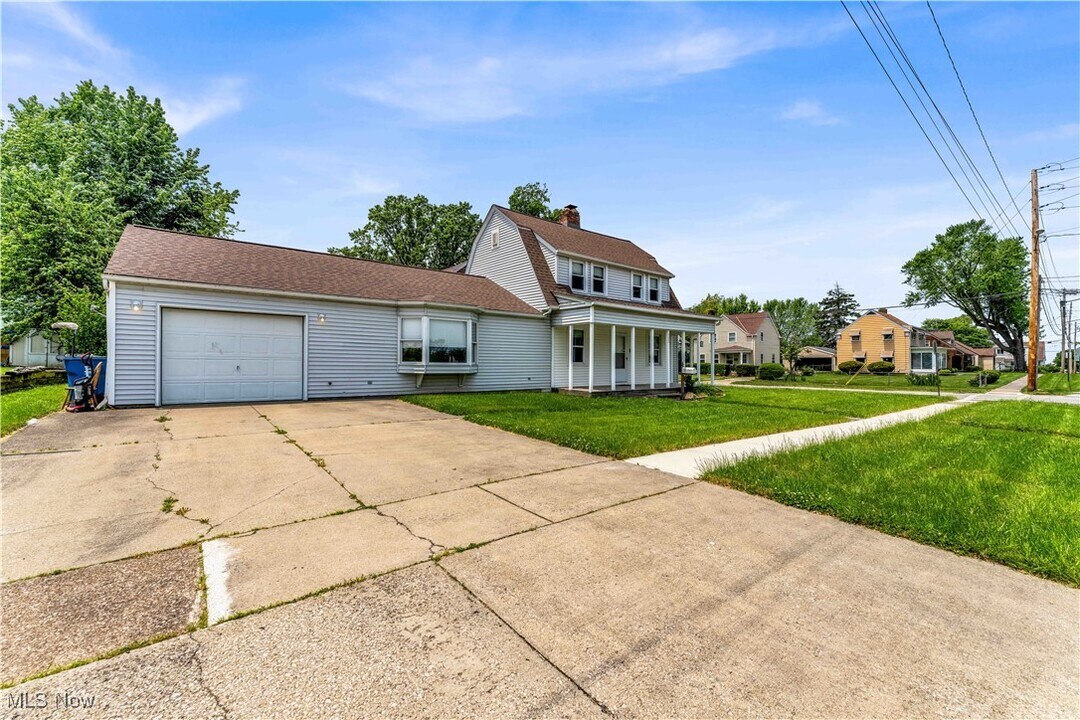 302 Louisiana Ave in Lorain, OH - Building Photo