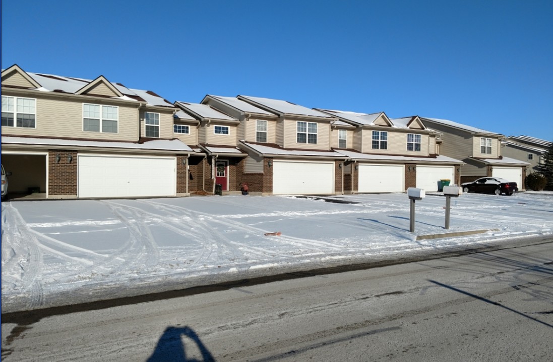 Townhomes in Maple Park, IL - Foto de edificio