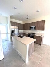 8201 NW 41st St-Unit -303 in Doral, FL - Building Photo - Building Photo