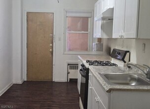 528 Valley Brook Ave in Lyndhurst, NJ - Building Photo - Building Photo