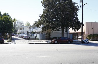 15552 Vanowen St in Van Nuys, CA - Building Photo - Building Photo