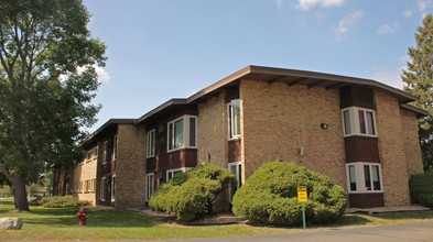 Cedar Crest Apartments in Bloomington, MN - Building Photo - Building Photo