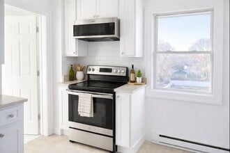 10 Balmforth Ave in Danbury, CT - Foto de edificio - Building Photo