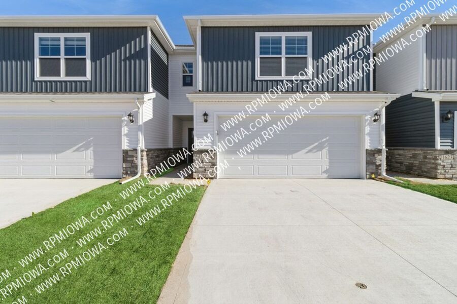 1627 NE Crossing Oaks Ln in Ankeny, IA - Building Photo