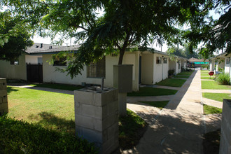 220 W Verdugo Ave in Burbank, CA - Building Photo - Building Photo