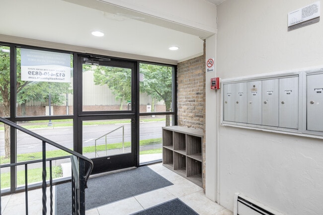 Campus East Apartments: Your Perfect Home in Minneapolis, MN - Building Photo - Lobby