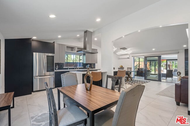 20412 Oxnard St in Los Angeles, CA - Building Photo - Building Photo