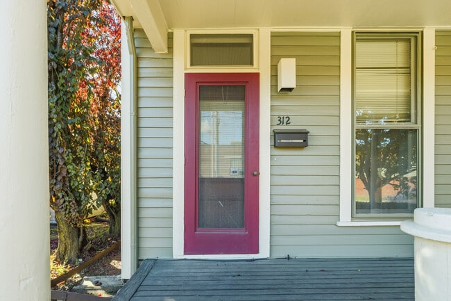 312 N College Ave in Indianapolis, IN - Foto de edificio - Building Photo