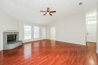 512 Blue Haze Dr in Fort Worth, TX - Foto de edificio - Building Photo