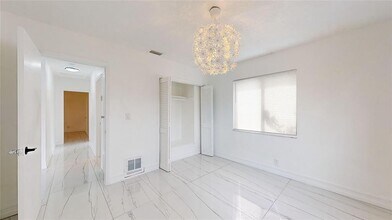 220 SW 8th Ave, Unit 2 in Hallandale Beach, FL - Foto de edificio - Building Photo