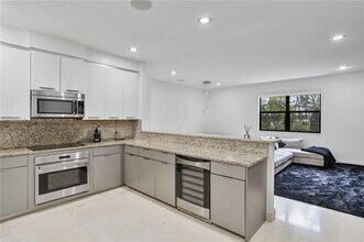 9910 NW 86th Terrace in Doral, FL - Building Photo - Building Photo