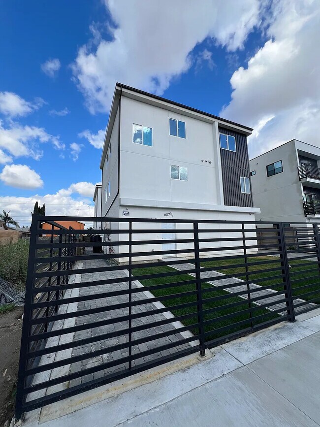 607 W 41st Pl in Los Angeles, CA - Building Photo - Building Photo