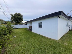 18361 NE 20th Pl in North Miami Beach, FL - Building Photo - Building Photo