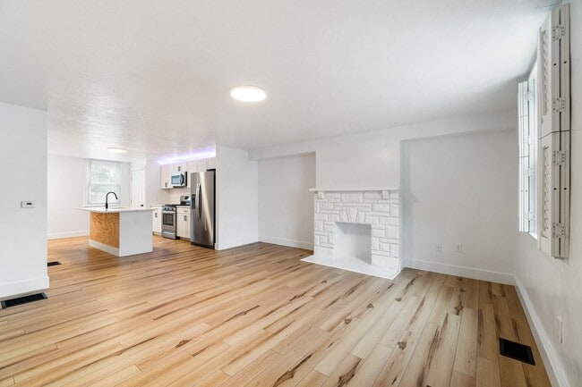 1720 Fox Wy in Pittsburgh, PA - Building Photo - Building Photo