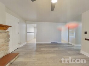 9972 S 730 E in Sandy, UT - Foto de edificio - Building Photo