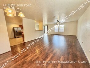 4406 Waldon Pond in San Antonio, TX - Building Photo - Building Photo