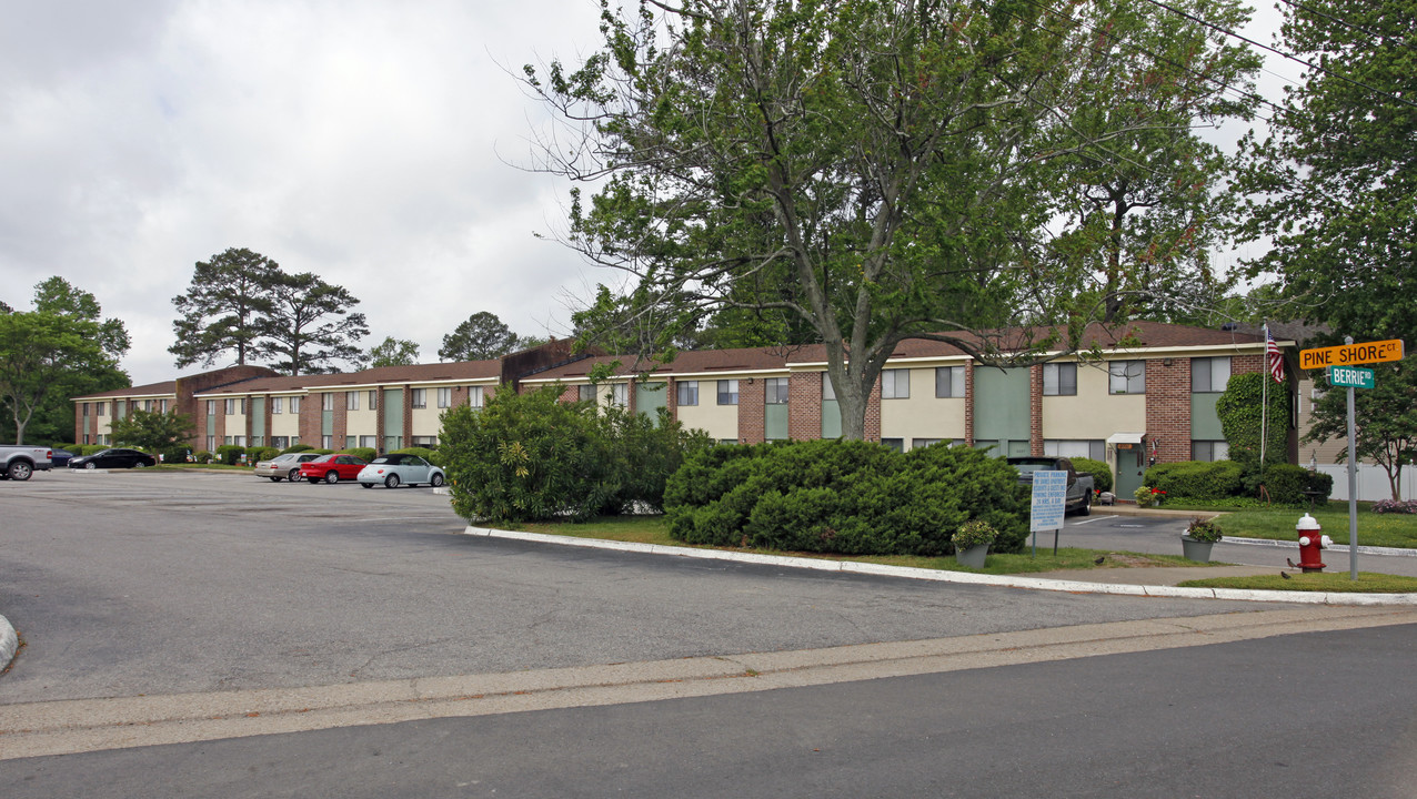 Pine Shore Apartments in Virginia Beach, VA - Building Photo