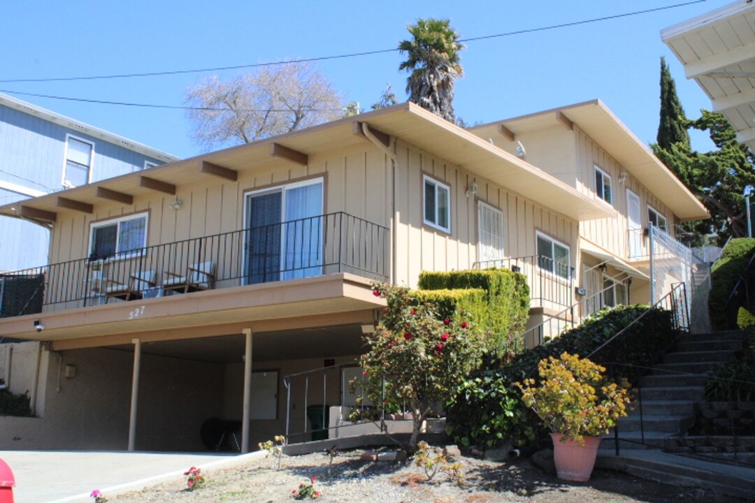 527 Vaqueros Ave in Rodeo, CA - Building Photo