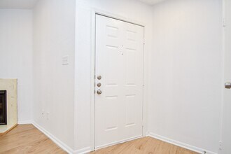 11201 Lynbrook Dr in Houston, TX - Building Photo - Building Photo
