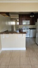 242 N Brevard Ave in Cocoa Beach, FL - Foto de edificio - Building Photo