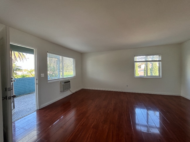 2340 W Greenacre Ave in Anaheim, CA - Foto de edificio - Building Photo