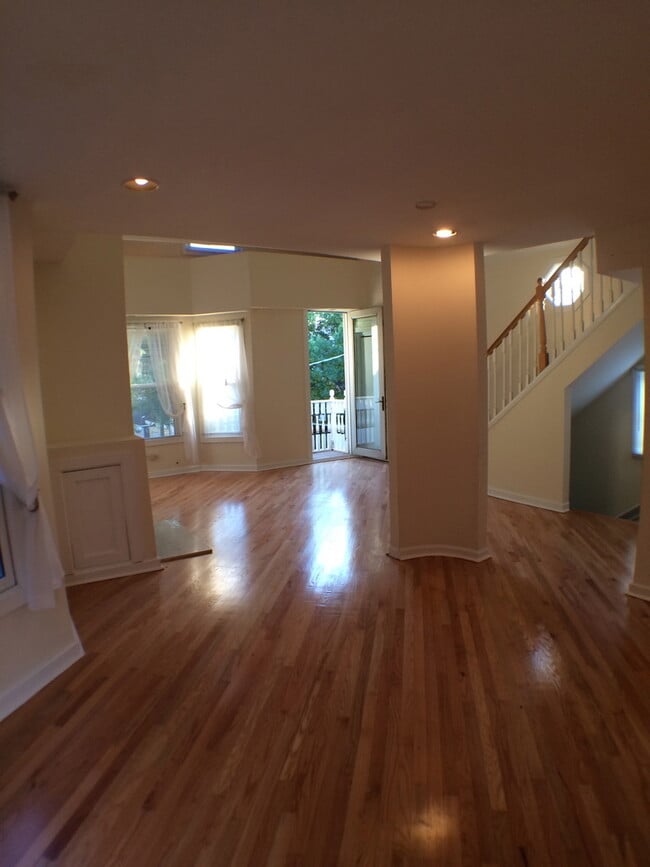 1142 W Wolfram St, Unit 2 in Chicago, IL - Building Photo - Building Photo