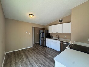 6203 Valley Knight in San Antonio, TX - Building Photo - Building Photo