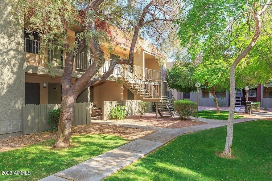 3040 E Shea Blvd, Unit 2-1 in Phoenix, AZ - Foto de edificio