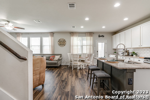 8527 Straight Oaks in San Antonio, TX - Building Photo - Building Photo