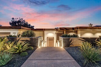 8070 La Jolla Scenic Dr N in San Diego, CA - Building Photo - Building Photo