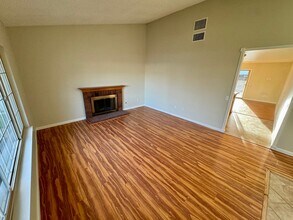 37739 Mentor Ct in Palmdale, CA - Foto de edificio - Building Photo
