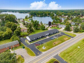 2475 S Commerce Rd in Wolverine Lake, MI - Building Photo - Building Photo