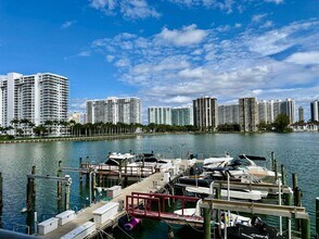18041 Biscayne Blvd in Aventura, FL - Building Photo - Building Photo